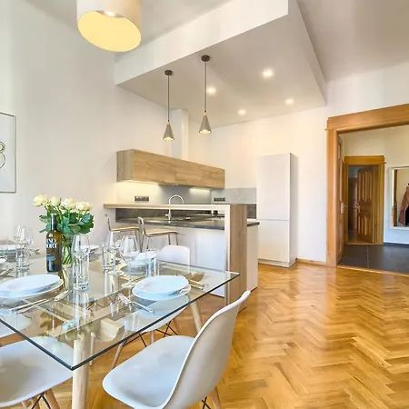 Spacious And Bright Dusni 13 Apartment *