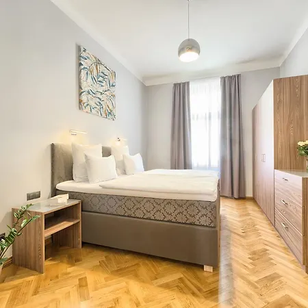Apartment Spacious And Bright Dusni 13